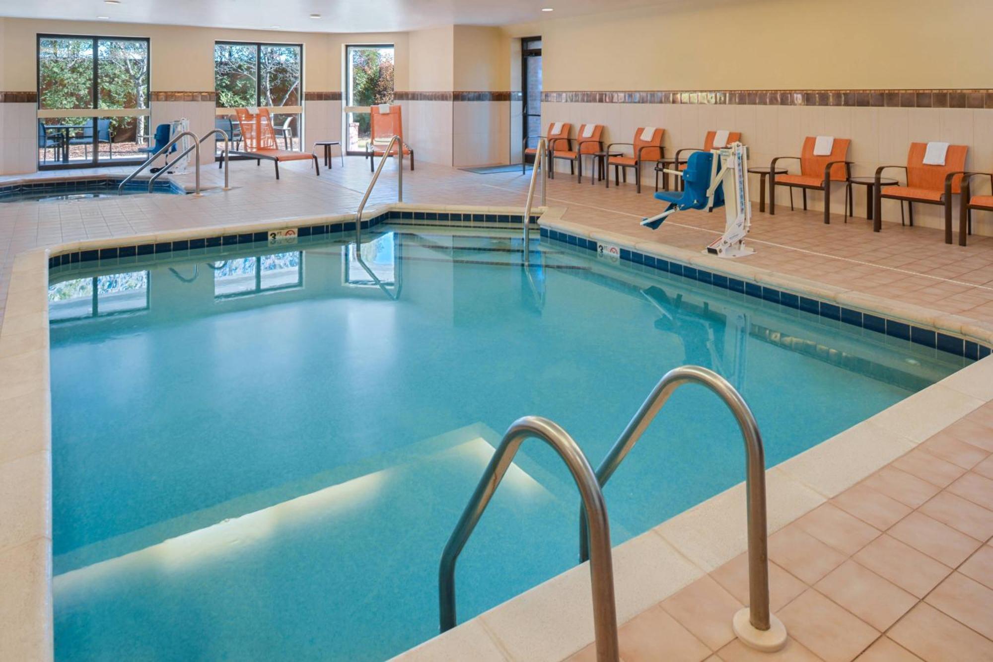 Courtyard By Marriott Milwaukee North/brown Deer Hotel