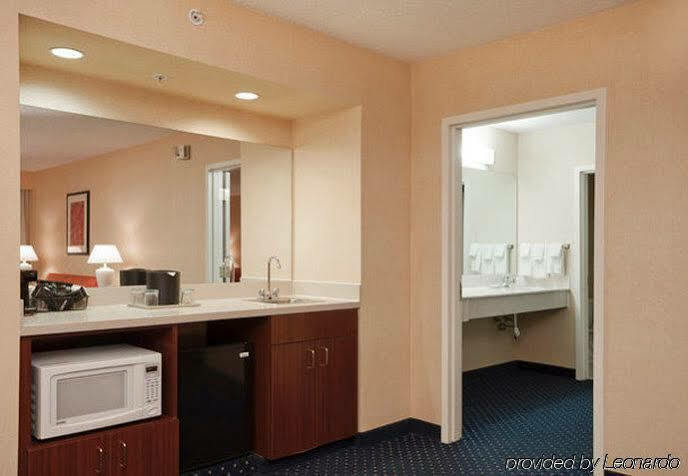 Courtyard By Marriott Milwaukee North/brown Deer Hotel