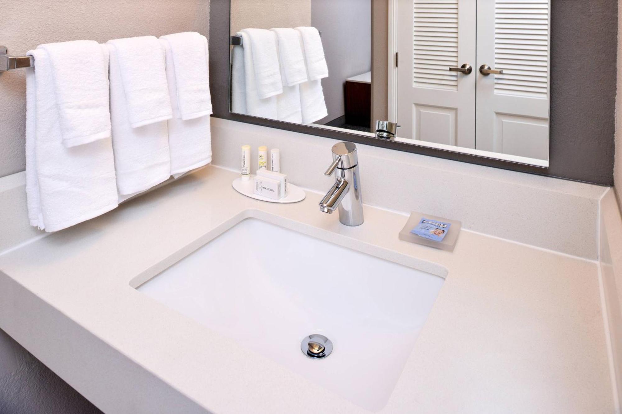 Courtyard By Marriott Milwaukee North/brown Deer Hotel 3*